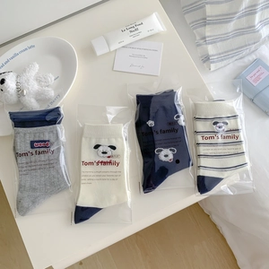 Set di quattro calzini ricamati con cani cartone animato in grigio, bianco e blu