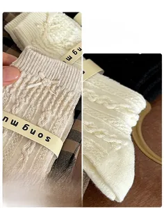 Détail de chaussettes en tricot avec nœuds élégants et perles dans un style japonais pur