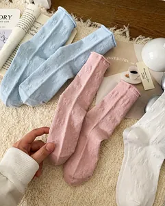 Detail van katoenen balletsokken met 3D-reliëf strikken en een trendy rolzoom-afwerking