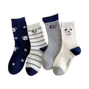 Set di quattro calze di cotone con simpatici motivi a cucciolo in blu navy e bianco