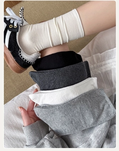 Detaillierte Stricktextur grauer Socken in verschiedenen Tönen für einen modischen Herbst