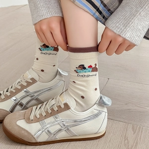 Süße cremeweiße Dackelsocken aus Baumwolle mit braunem Rippbündchen am Fuß