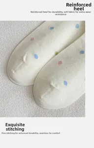 Macro del tallone rinforzato e punta senza cuciture di calze in cotone a pois colorati