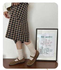 Détail de chaussettes torsadées avec nœud et chaussures Mary Jane marron mat