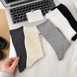 Fünf Paar Baumwoll-Socken in Grau, Beige, Weiß und Schwarz für Damen im Set