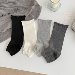 Set di scaldamuscoli minimalisti in nero, bianco e grigio con bordi a coste sottili