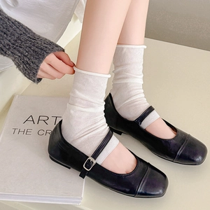 Scarpe Mary Jane nere opache con fibbia metallica e punta tonda dal design classico