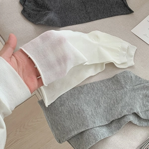 Scaldamuscoli a staffa trasparenti ultra-sottili nei colori bianco, grigio chiaro e scuro