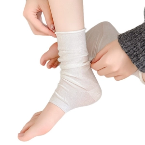 Sottili calze a staffa bianche trasparenti da donna con eleganti bordi arrotolati