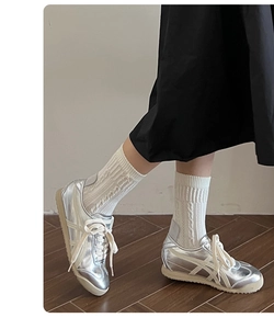 Baskets métallisées argentées à rayures classiques avec chaussettes blanches