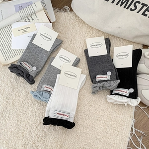 Graue Rüschen-Baumwollsocken mit Knopf-Detail und gestricktem Streifenmuster