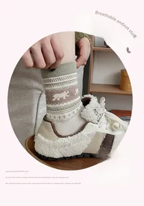 Détail de chaussettes en maille avec motif ours polaire et rayures aux tons pastels