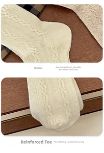 Vue détaillée de chaussettes en maille beige avec pointe renforcée et talon ergonomique