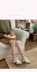 Détail de chaussettes en tricot Fair Isle à motifs animaux portées avec baskets rétro