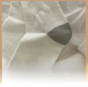 Détail des chaussettes en coton avec talon contrasté gris et motif en losanges