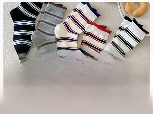 Dettaglio calzini in cotone a righe con texture morbida e maglia traspirante