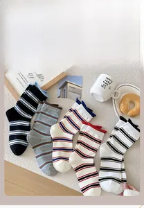 Dettaglio di calzini a righe in cotone multicolore con polsini elastici a coste