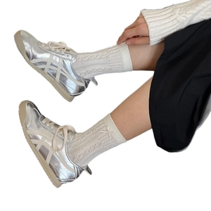 Baskets argentées métallisées avec chaussettes blanches en maille torsadée et nœuds
