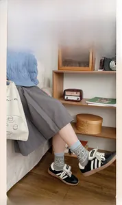 Gros plan de chaussettes en tricot Fair Isle avec motifs animaux et bords côtelés bleus