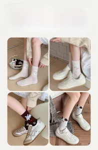Détail de chaussettes en coton avec motifs d'ours mignons et bords-côtes antidérapants