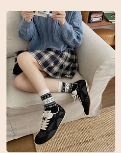 Gros plan de chaussettes en tricot Fair Isle à motifs flocons et baskets rétro