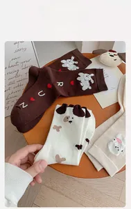 Gros plan de chaussettes en coton doux avec motifs animaux mignons et de lettres