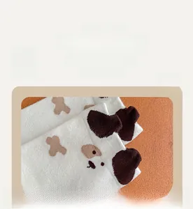 Détail du revers élastique souple sur chaussettes en coton à motif tacheté marron