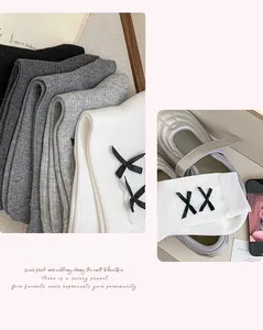 Détail de chaussettes en tricot à nœuds doux en gris et blanc avec texture nette