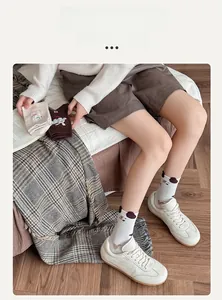 Gros plan de chaussettes en coton pour femmes avec motifs de chiens de dessin animé bruns