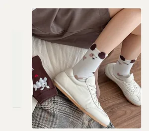 Chaussettes mi-hautes en tricot à motif chien et agneau portées avec baskets blanches