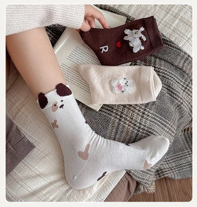 Vue détaillée des broderies chien et ours sur des chaussettes en coton côtelé tricolore
