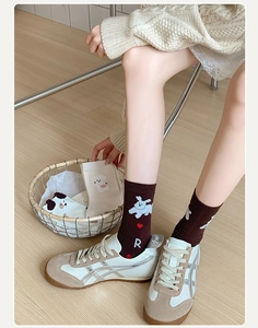 Détail de chaussettes en coton avec motifs de chiens et broderie cœur rouge