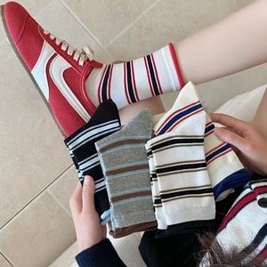 Calze a righe in stile coreano alla moda con polsini a coste e scarpe da ginnastica retrò