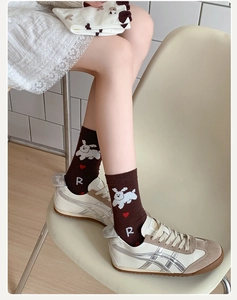 Chaussettes marron avec motifs de chiots blancs et cœurs rouges et baskets vintage