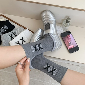 Chaussettes mi-mollet douces avec dentelle et nœuds noirs en gris, noir et blanc
