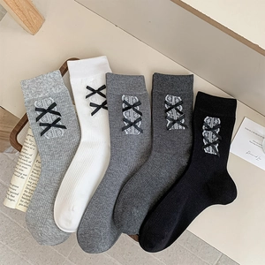 Lot de cinq paires de chaussettes avec dentelle et nœud en gris, blanc et noir