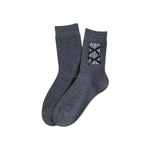 Chaussettes grises en tricot avec dentelle blanche et rubans noirs sur fond blanc