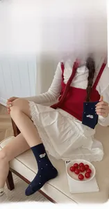 Gros plan de chaussettes bleu marine à pois blancs avec broderie chien mignonne