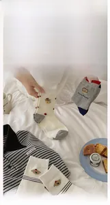 Gros plan détaillé de chaussettes bleu marine avec broderie chien et détails rayés