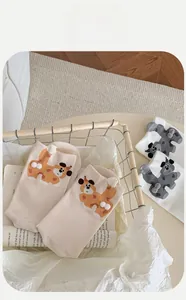 Dettaglio di calze di cotone traspirante con motivi animali 3D in colori pastello delicati