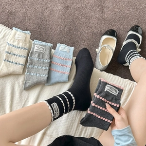 Lace ruffle ankle socks set in combed cotton with rib texture and artistic patch