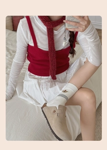 Détail de chaussettes en coton blanc avec broderie chiot et chaussures mules décontractées