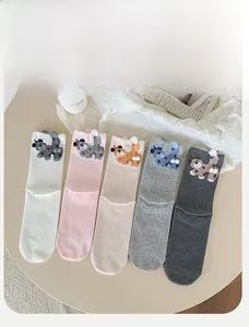 Set di cinque paia di calze a metà polpaccio con animali 3D in colori neutri di tendenza
