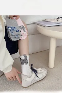 Tre paia di calze al polpaccio in cotone bianco, grigio e rosa con orecchie 3D cartoon