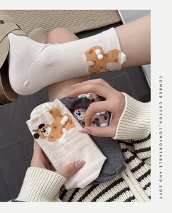 Dettaglio calze cartoon orso con pompon 3D in cotone color crema e grigio scuro