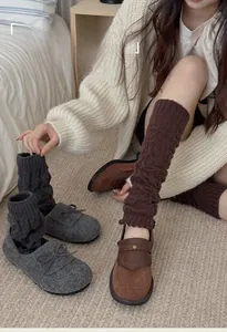 Détails de jambières torsadées marron et gris portées avec des chaussures vintage