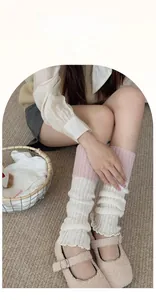 Détail de jambières en maille rose et beige hautement élastiques avec bande Lycra