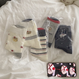Lot de quatre paires de chaussettes mignonnes en coton bleu marine et crème avec broderie