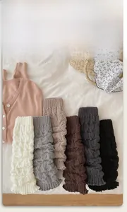 Texture de tricot détaillée de six jambières colorées dans un cadre domestique doux