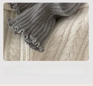 Détail de jambières en tricot gris avec bords ondulés doux et texture de maille fine